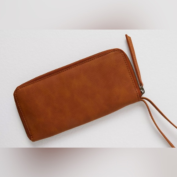 NEW Free People Distressed Vegan Wallet Brown Travel Wristlet Zip Boho Compact - Picture 3 of 11